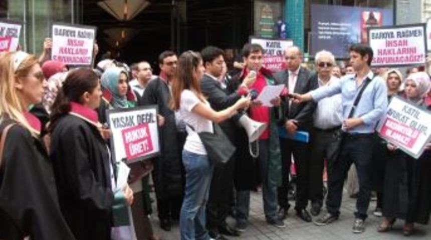 Hukuk&ccedil;ular, İstanbul Barosu&rsquo;nun Baş&ouml;rt&uuml; Yasağını Protesto Etti