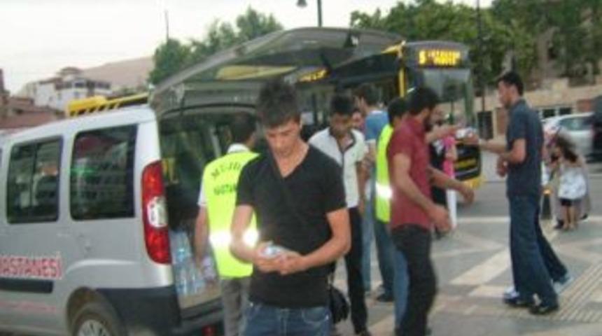 İftarda &Uuml;cretsiz Su Dağıtımına İlgi