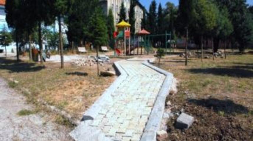 Gediz İl&ccedil;esi Yeni Yapılan Parklarla Yeşile B&uuml;r&uuml;n&uuml;yor