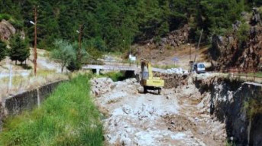 Gediz Ilıca Kaplıcası'nda Dere Islah &Ccedil;alışması Yapılıyor