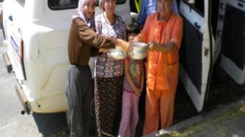 Gediz'de Muhta&ccedil; Kişilere Gıda Ve Para Yardımı Yapıldı