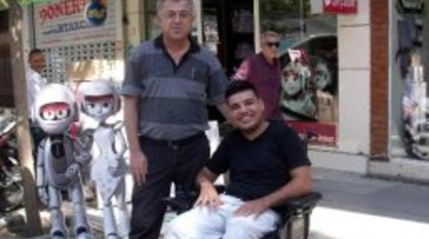 Engelli Gencin Ak&uuml;l&uuml; Araba Sevinci