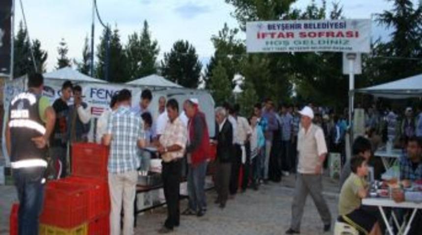 İftar &Ccedil;adırında 750 Kişiye Yemek