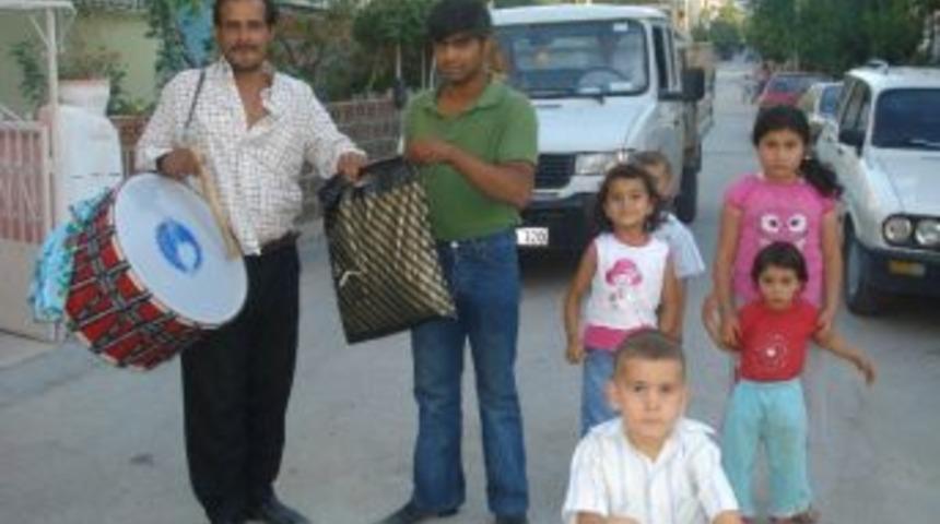 Ramazan Davulcuları Bahşiş İ&ccedil;in İş Başında