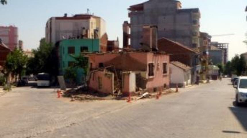 Bilecik Belediyesi Trafik Problemini Çözmek İçin Bina Yıktı