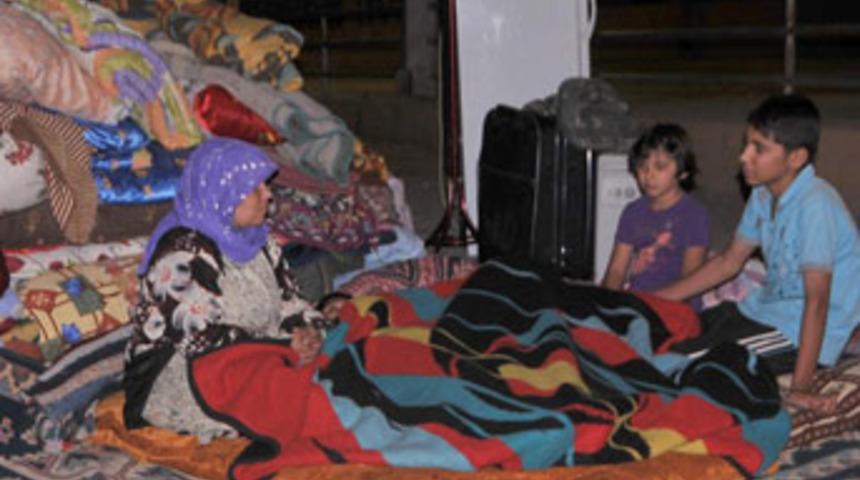 Kuma getirdi eşini ve &ccedil;ocuklarını sokağa attı