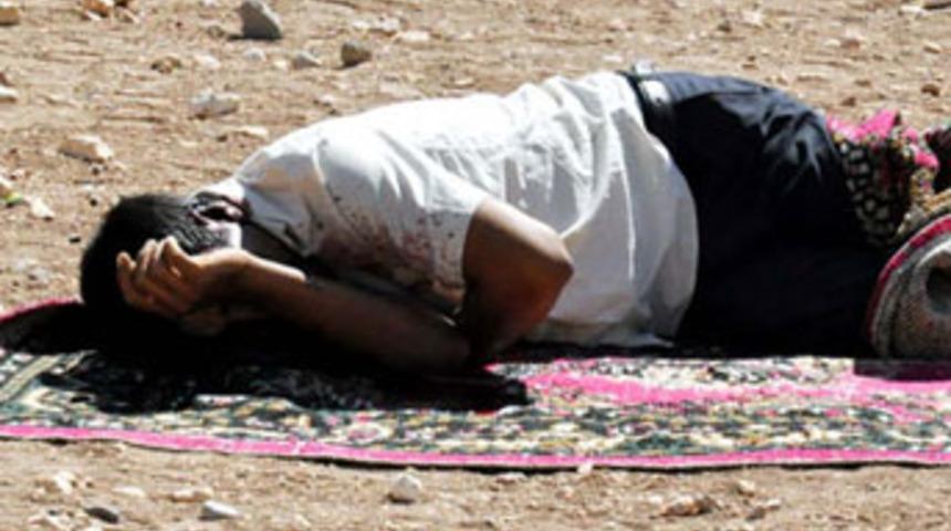 Halı &uuml;st&uuml;nde erkek cesedi bulundu