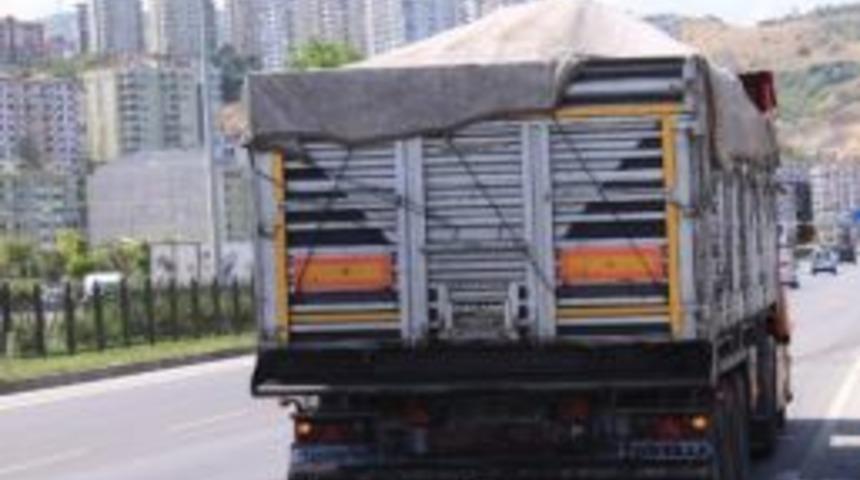 Trabzon&rsquo;da K&ouml;m&uuml;r Y&uuml;kl&uuml; Tırın Arka Kapağı A&ccedil;ılınca Yol K&ouml;m&uuml;rle Kaplandı