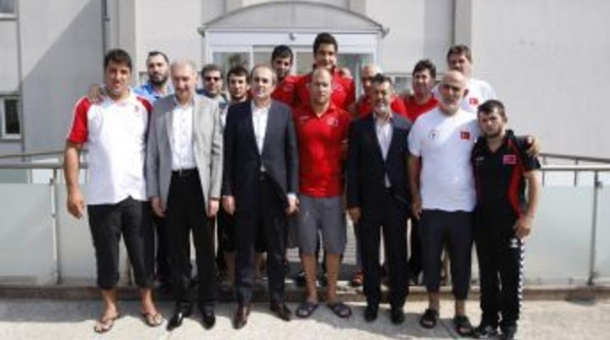 Başakşehir&rsquo;den Madalya Avcısı G&uuml;reş&ccedil;ilere Destek