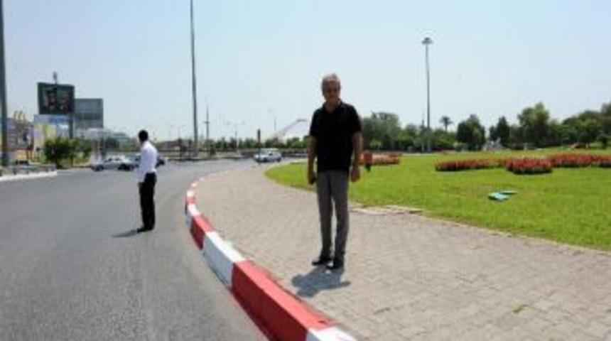 Antalyaspor Kavşağı Kırmızı Beyaza B&uuml;r&uuml;nd&uuml;