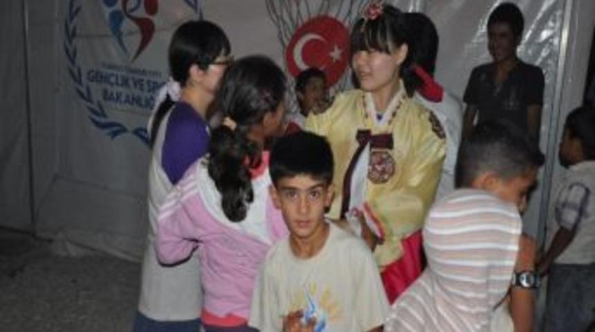 Güney Koreli Gençlerden Depremzedelere Moral Ziyareti