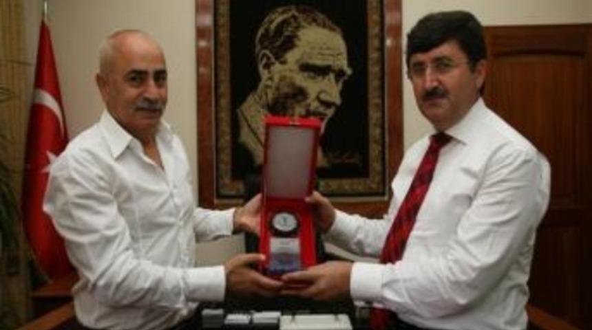 Hoytad&rsquo;dan Vali &Ouml;z&rsquo;e Plaket