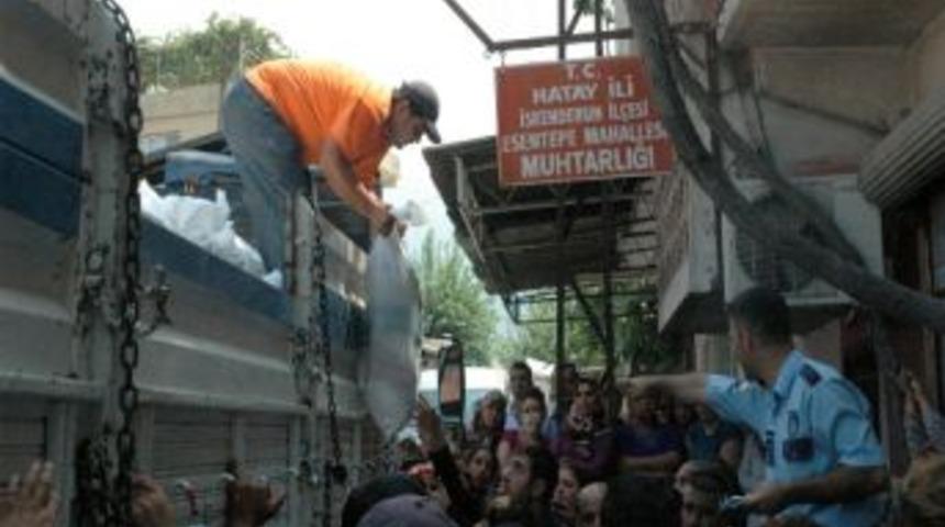 İskenderun Belediyesi İhtiya&ccedil; Sahiplerine Ramazan Yardımı Yapıyor