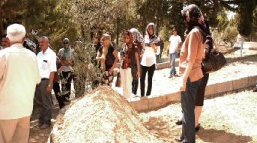 T&uuml;rkiye&rsquo;nin Ilk Kadın Milli Eğitim M&uuml;d&uuml;r&uuml; Kadirli&rsquo;de Toprağa Verildi.