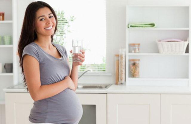 pregnantdrinkwater-537x368