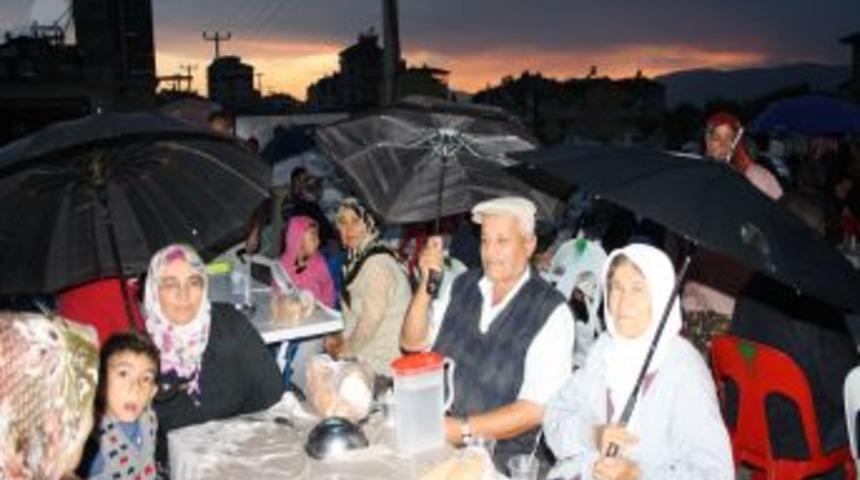 Hızırilyas Mahallesi Sakinleri Her G&uuml;n Birlikte Iftar A&ccedil;ıyor