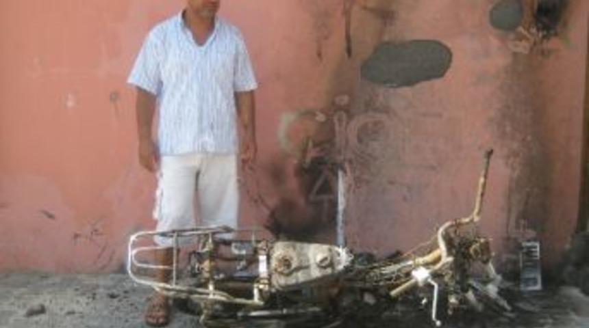 Evin &Ouml;n&uuml;ndeki Motosikleti Kundakladılar