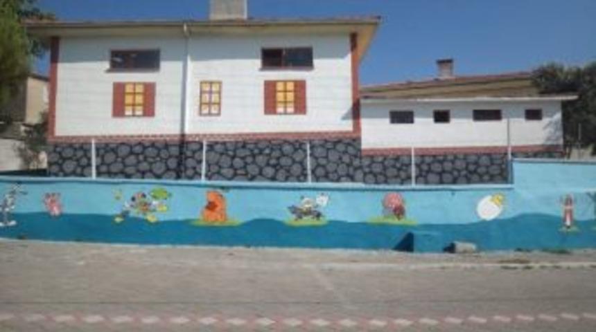 G&ouml;rdes'te Okul Bah&ccedil;e Duvarları S&uuml;slemeleri Başladı