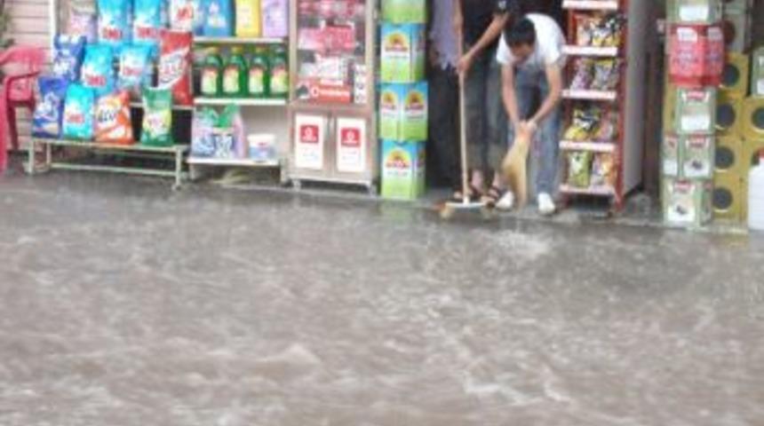 Demirci&rsquo;de Yağmur Hayatı Olumsuz Etkiledi