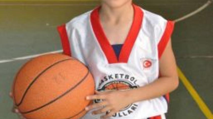 12 Dev Adamın Minik Sporcusu Parmak Isırtıyor