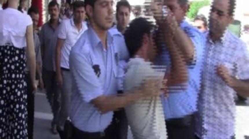 Zabıtaya K&uuml;f&uuml;r Etti Ortalık Karıştı