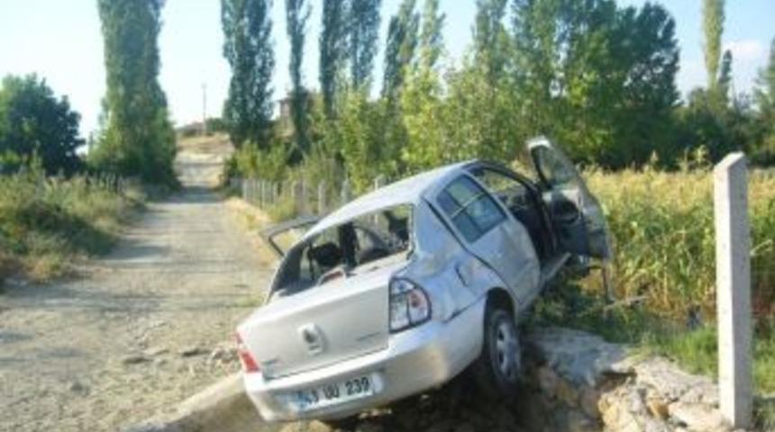 Otomobil Tarlanın Duvarına &Ccedil;arptı: 2 Yaralı