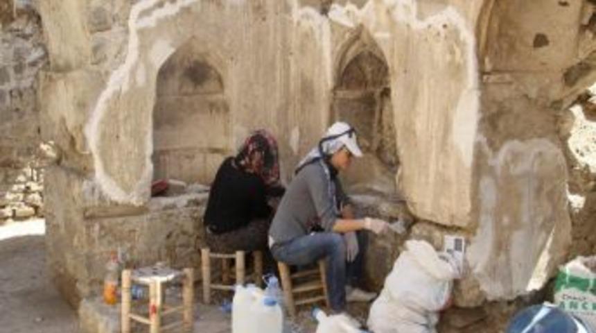 Tarihi Hoşap Kalesi&rsquo;nde Lazerli &Ccedil;alışma