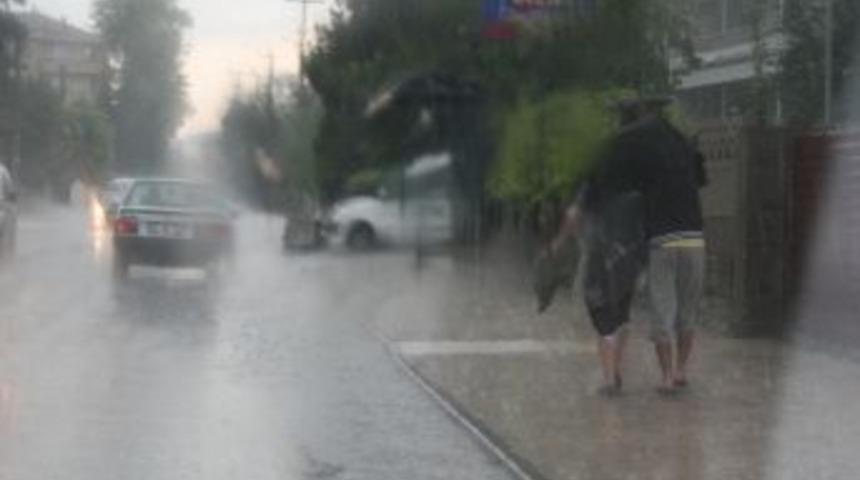 D&uuml;zce&rsquo;de Sağanak Yağış Etkili Oldu