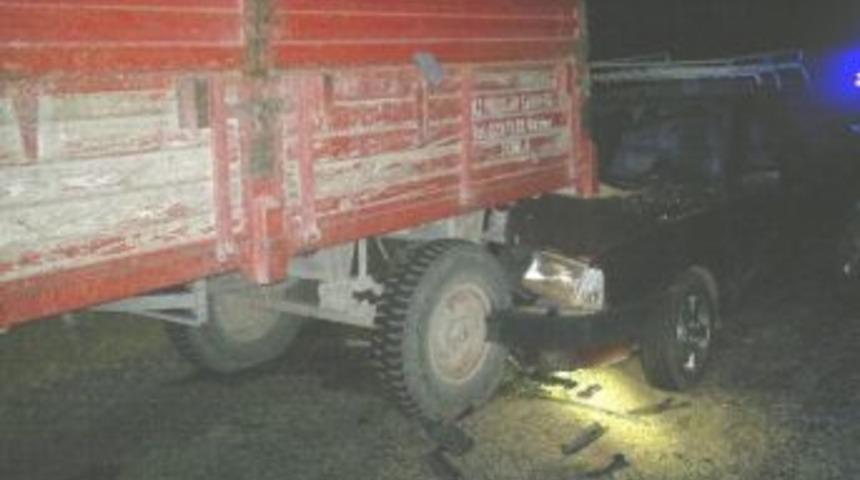 Otomobil, Yola Park Edilen Buğday Y&uuml;kl&uuml; R&ouml;morka &Ccedil;arptı:2 Yaralı