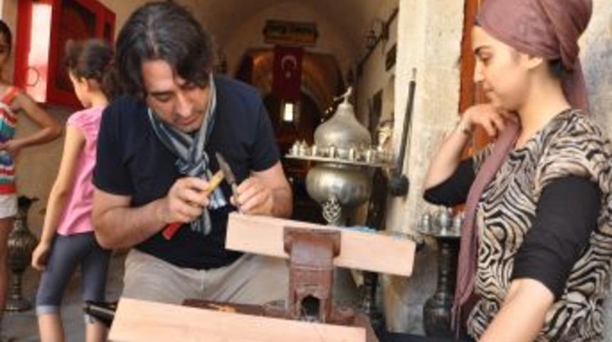 Eşref Ziya Terzi, G&uuml;mr&uuml;k Hanı Ve Savaş M&uuml;zesi&rsquo;ne Hayran Kaldı