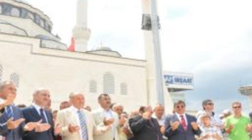 Bakan Bayraktar, &Uuml;sk&uuml;dar'da Cami A&ccedil;ılışına Katıldı