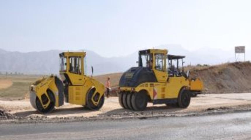 Y&uuml;ksekova Girişindeki 9 Kilometrelik Duble Yol Sil Baştan Asfaltlanıyor