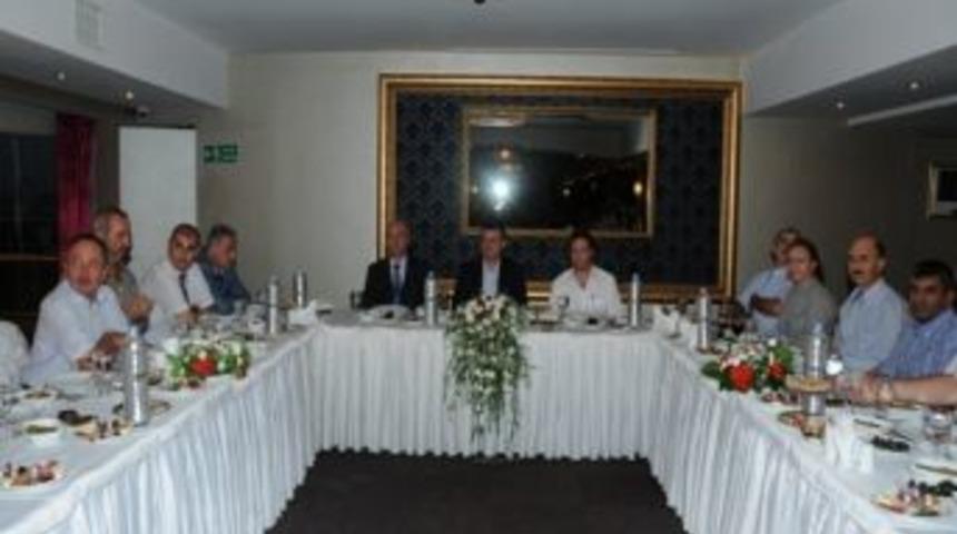 Vali Yılmaz Arslan İl Genel Meclisi &Uuml;yelerine İftarda Veda Etti