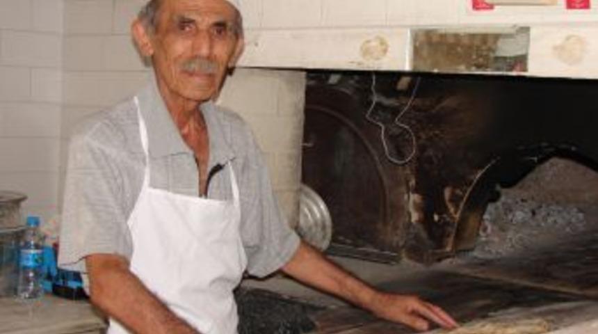 70 Yıllık Fırın 50 Yıllık Iş&ccedil;isiyle Pide &Uuml;retiyor