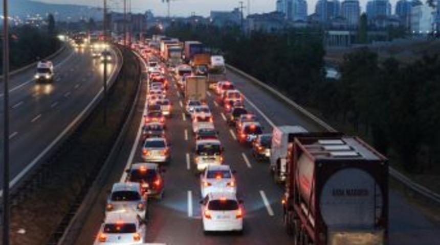 TEM'de Karşı Şeride Ge&ccedil;en TIR, Kamyona &Ccedil;arptı: 2 Yaralı