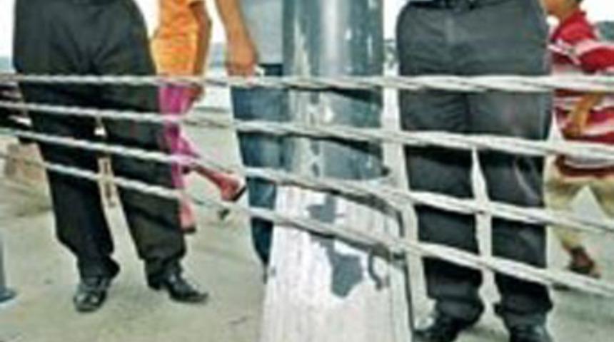 &Ccedil;elik bariyer can aldı