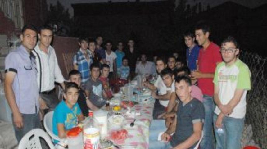 Askere Gidecek Gen&ccedil;lere Her Akşam Iftar Ziyafeti &Ccedil;ekiliyor