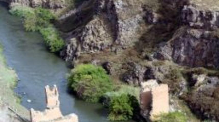 Ermenilerin Taş Ocakları&rsquo;nda Patlattığı Dinamitler Ani&rsquo;ye Zarar Veriyor