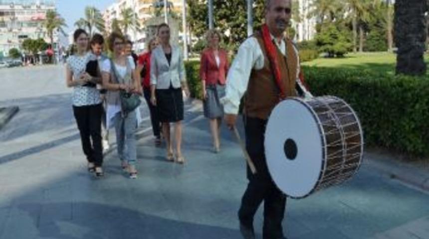 (&ouml;zel Haber) Ramazan Davulcuları Sahura Kalkanları G&uuml;ld&uuml;r&uuml;rken D&uuml;ş&uuml;nd&uuml;recek