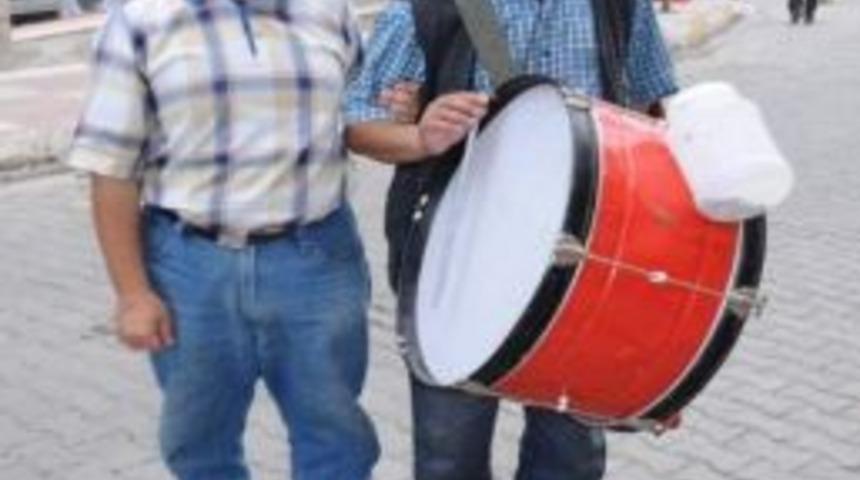 G&ouml;zleri G&ouml;rm&uuml;yor Ama 20 Yıldır Ramazan Davulcusu