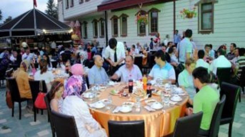 S&ouml;ğ&uuml;t&rsquo;te Sağlık&ccedil;ılar İftar Yemeğinde Buluştu