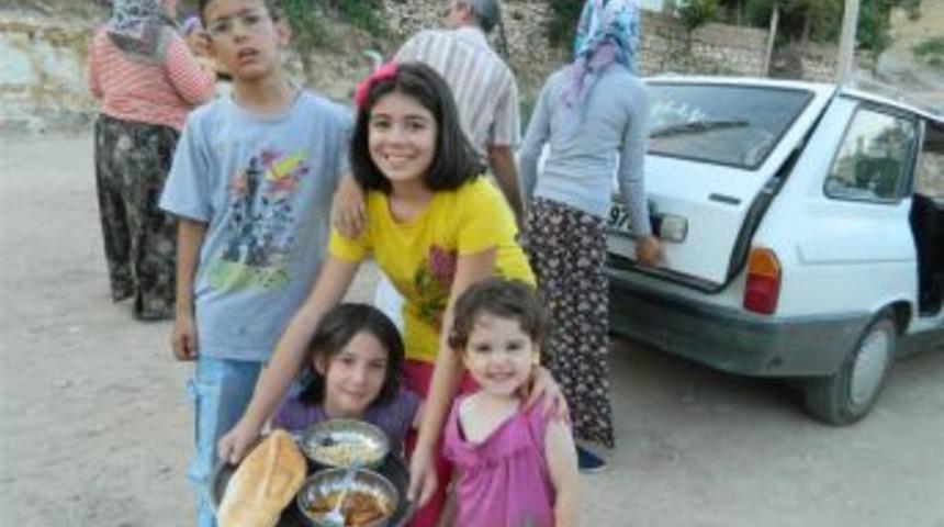 Acıpayam'da GETİSAD'ın &Ccedil;adırında Hayırseverler Iftar Veriyor