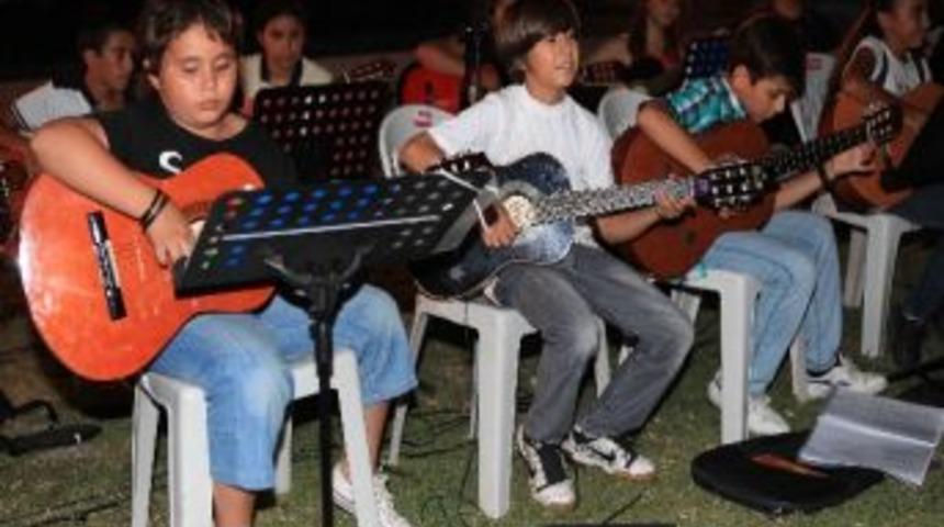 Bayraklı'da Kursiyerlerin Gitar Konseri