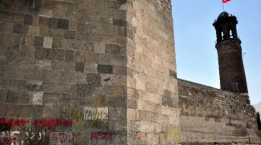 Kalenin Duvarlarını Yazı Tahtasına &Ccedil;evirdiler