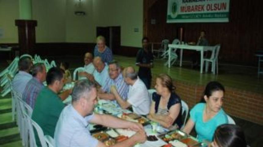 Belediye Meclis &Uuml;yelerinden Vatandaşlara İftar Yemeği