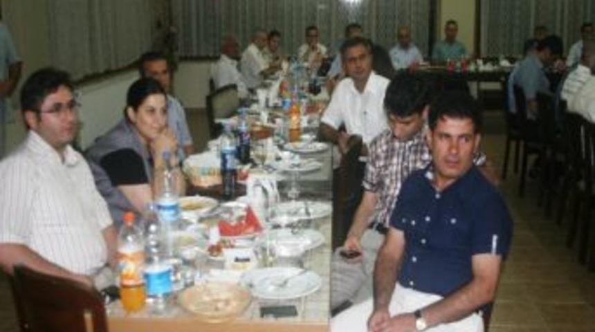 Vali &Ccedil;i&ccedil;ek Basın Mensupları Ve Kurum Amirleri İle İftarda Buluştu