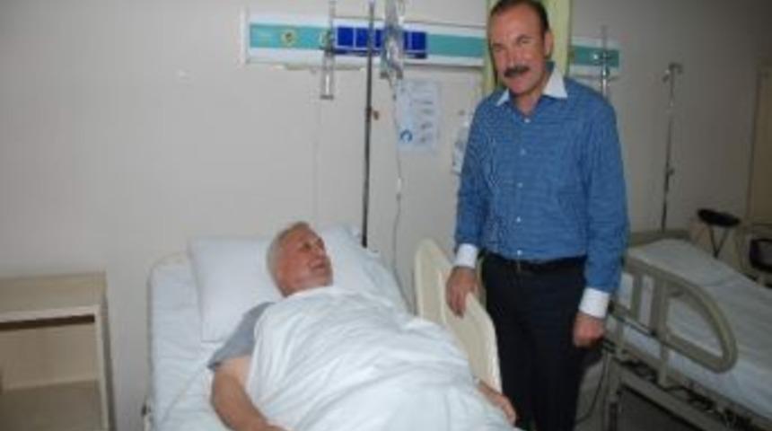 Doğan &Ouml;zt&uuml;rk&rsquo;&uuml; Hastanede Ziyaret Etti