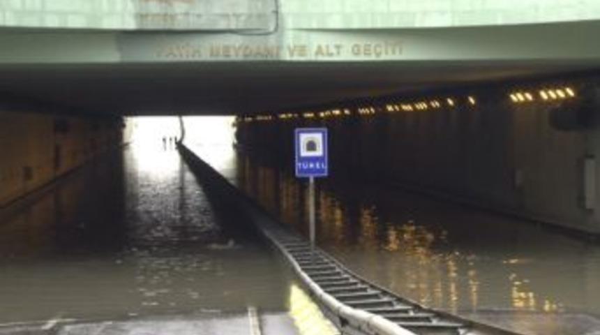 Sağanak Yağmur Alt Ge&ccedil;idi Kapattı