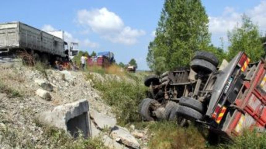 Lastiği Patlayan Kamyon Şarampole Yuvarlandı
