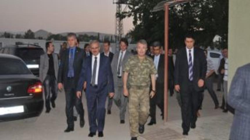 Vali Karaloğlu Orucunu Askerle Birlikte A&ccedil;tı